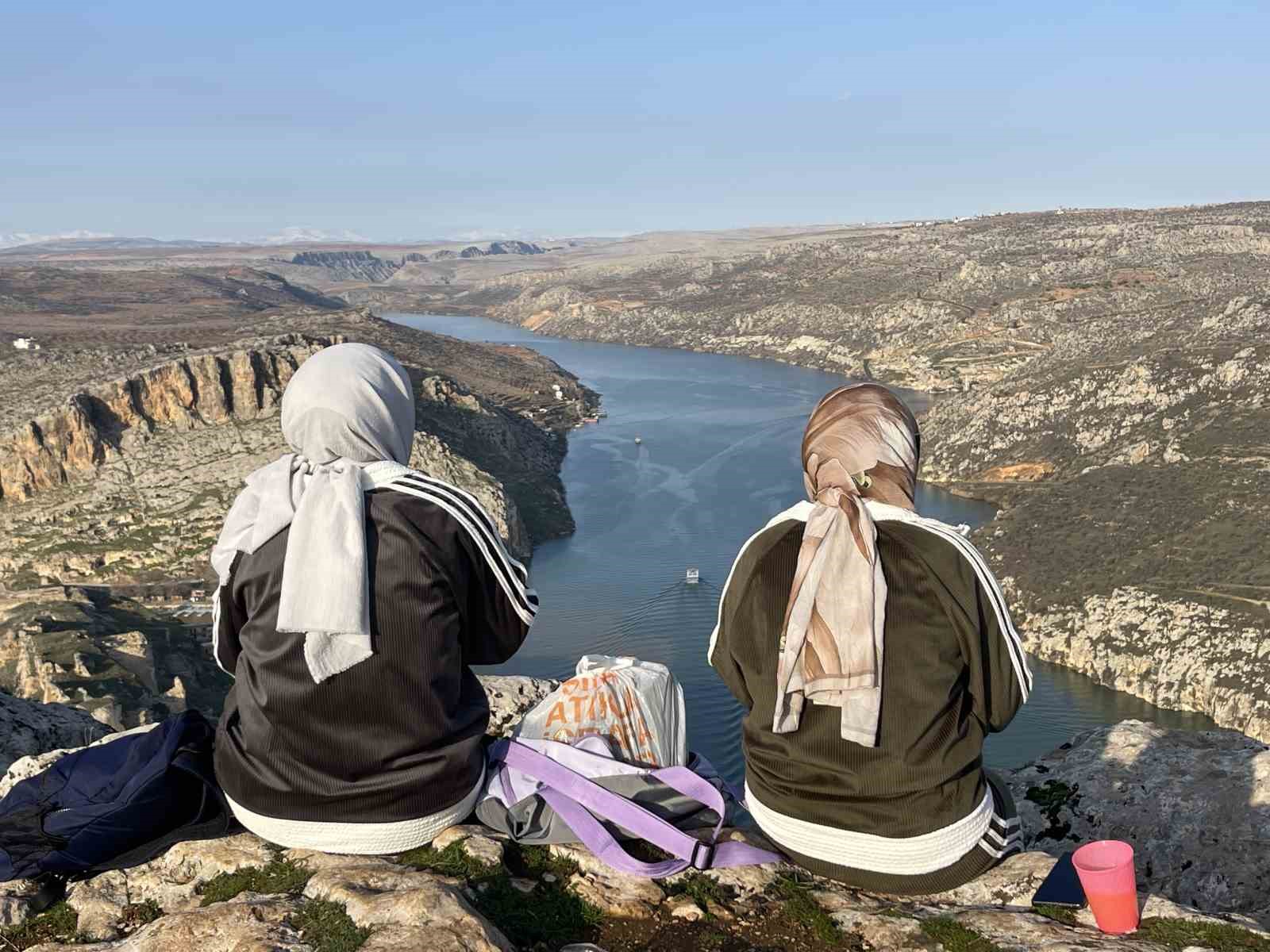 Şanlıurfalı doğaseverler Rumkale’de bağımlılık ve şiddete karşı yürüdü
Şanlıurfalı doğaseverler Rumkale’de bağımlılık ve şiddete karşı yürüdü