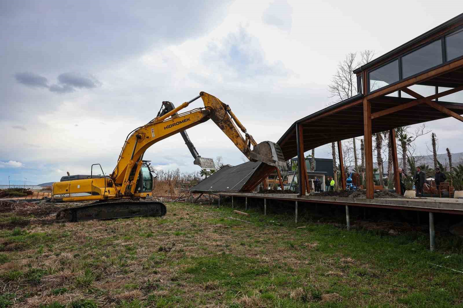 Sapanca Gölü kıyısında kaçak iskele ve yapı yıkımları devam ediyor: 89 yapı kaldırıldı
