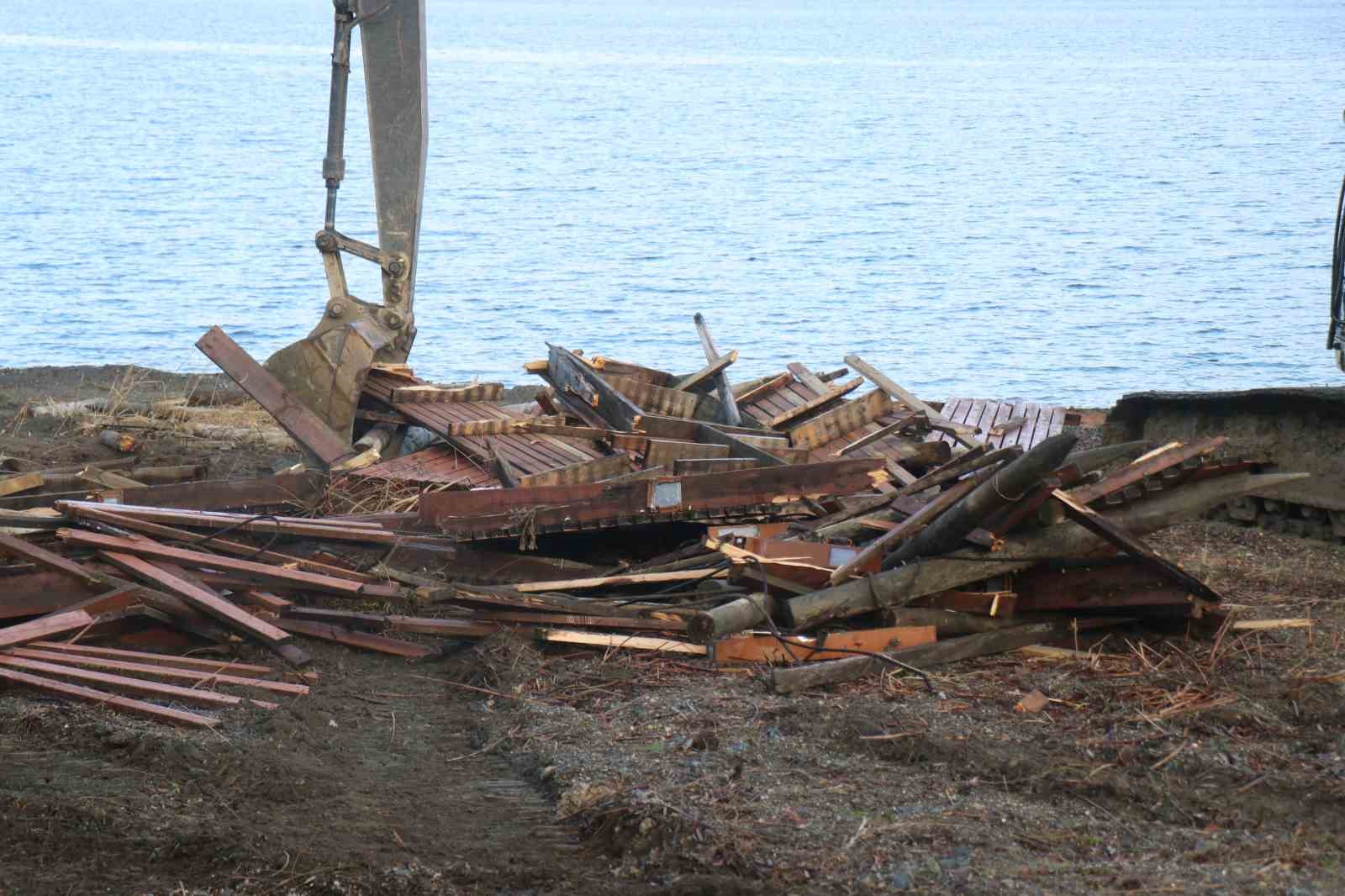 Sapanca gölü kıyısında kaçak yapıların yıkımına başlandı
