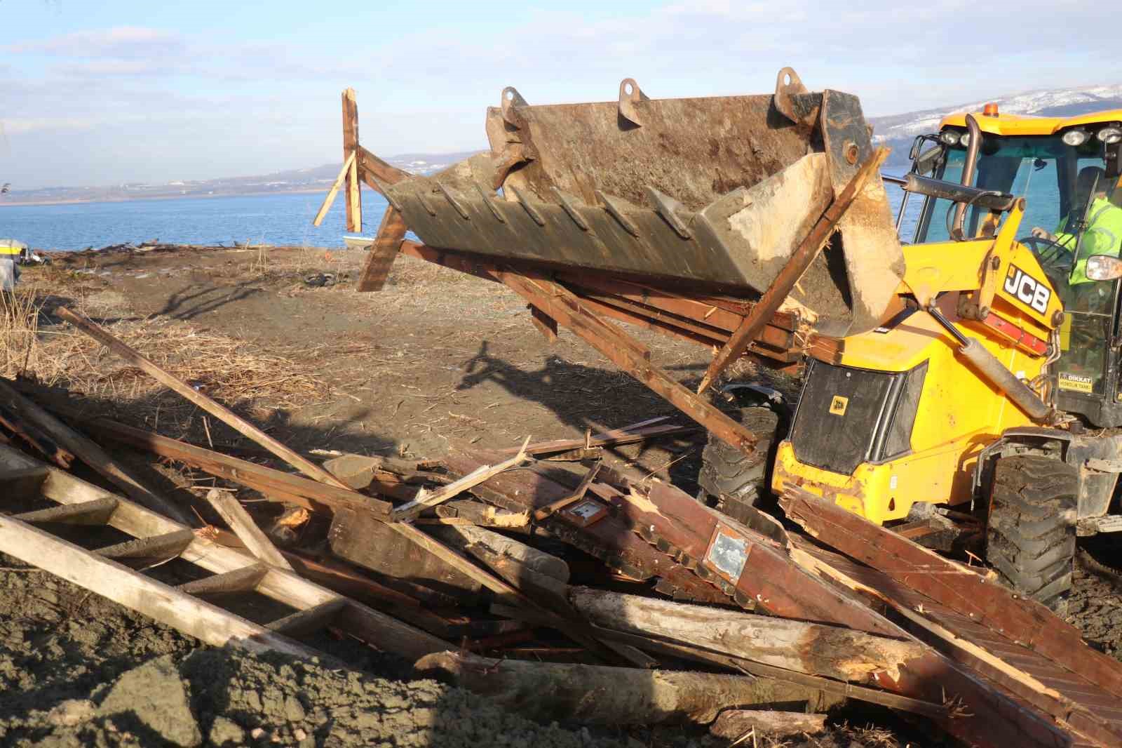 Sapanca gölü kıyısında kaçak yapıların yıkımına başlandı
