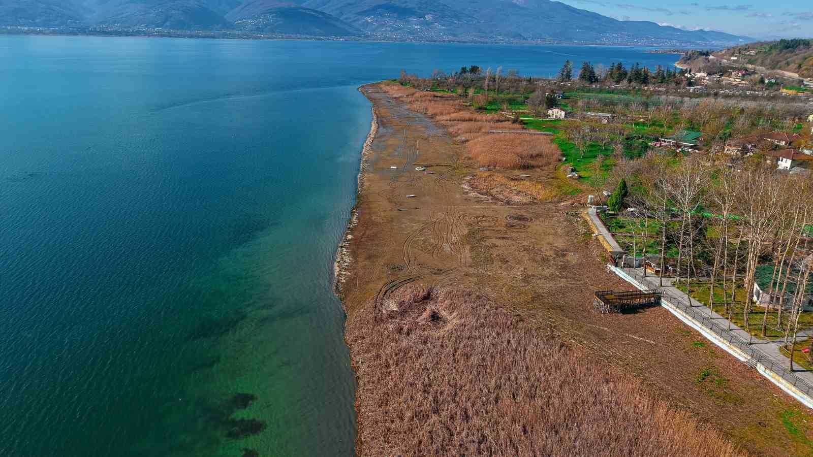 Sapanca Gölü’nde kaçak yapı yıkım çalışmalarının ikinci etabına başlandı
