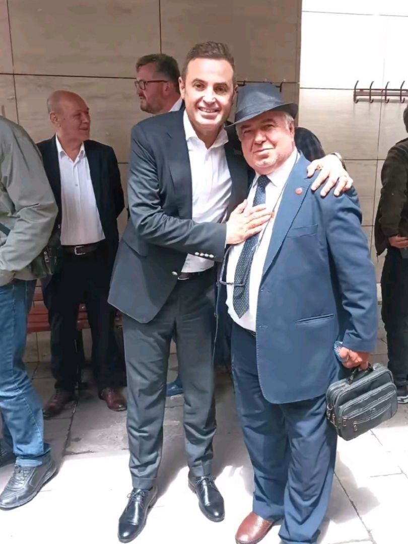 ’Şapkalı muhtar’ yine şapka çıkarttı: Davulcu bulamayan muhtar kendisi çalmaya başladı
