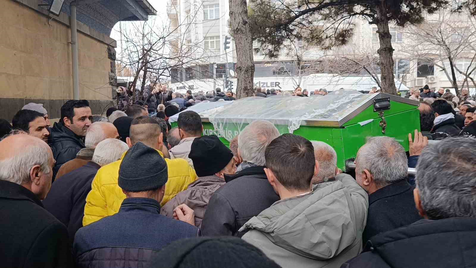 Saplantılı sevgilisi tarafından öldürülen Gözde Akbaba, son yolculuğuna uğurlandı
