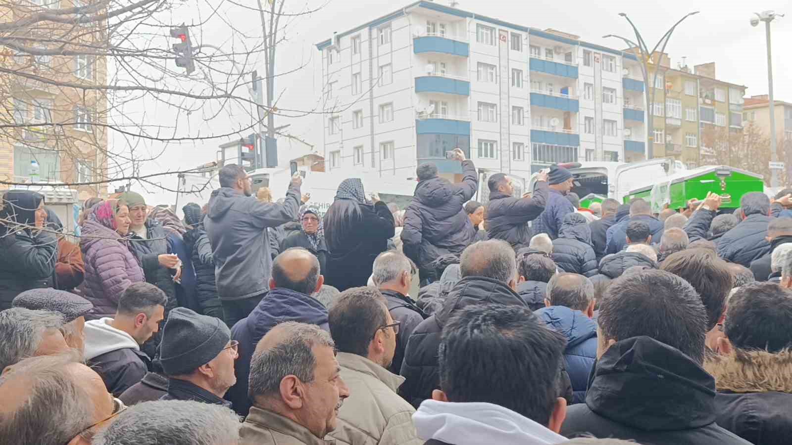 Saplantılı sevgilisi tarafından öldürülen Gözde Akbaba, son yolculuğuna uğurlandı
