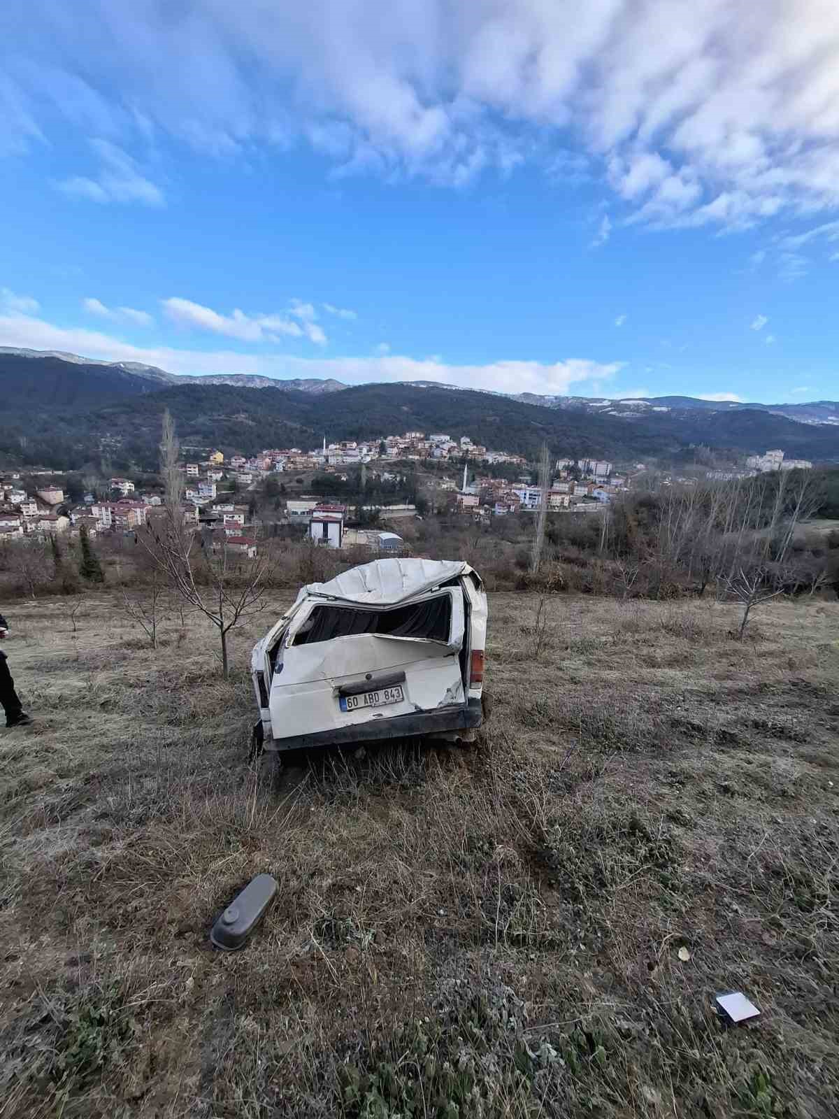 Şarampole devrilen minibüs hurda yığınına döndü: 1 yaralı
