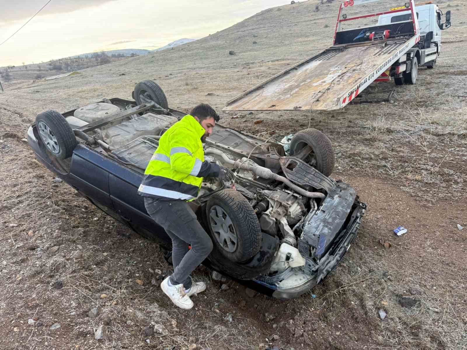 Şarampole devrilen otomobilde 2 kişi yaralandı
