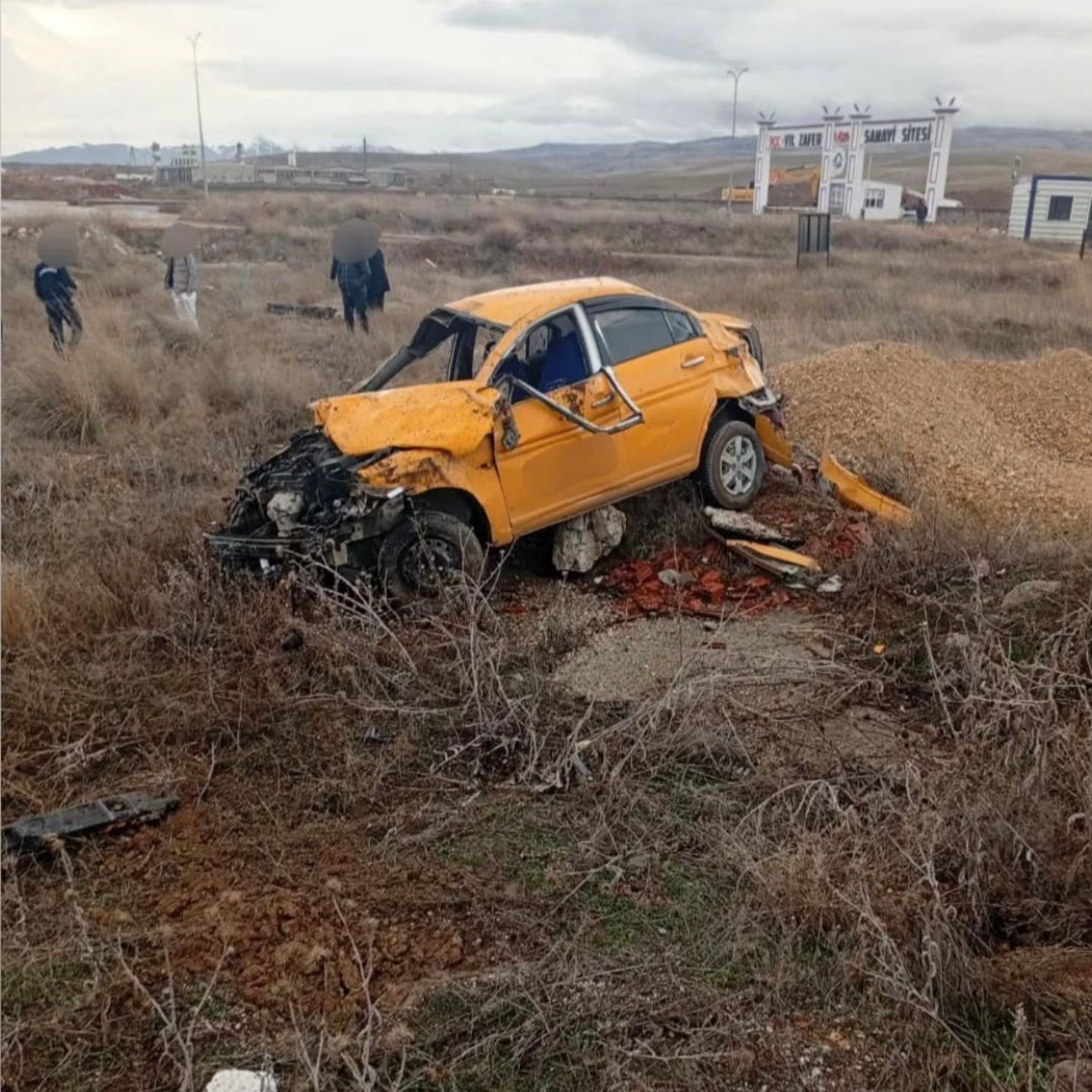 Şarampole devrilen ticari taksi sürücüsü hayatını kaybetti
