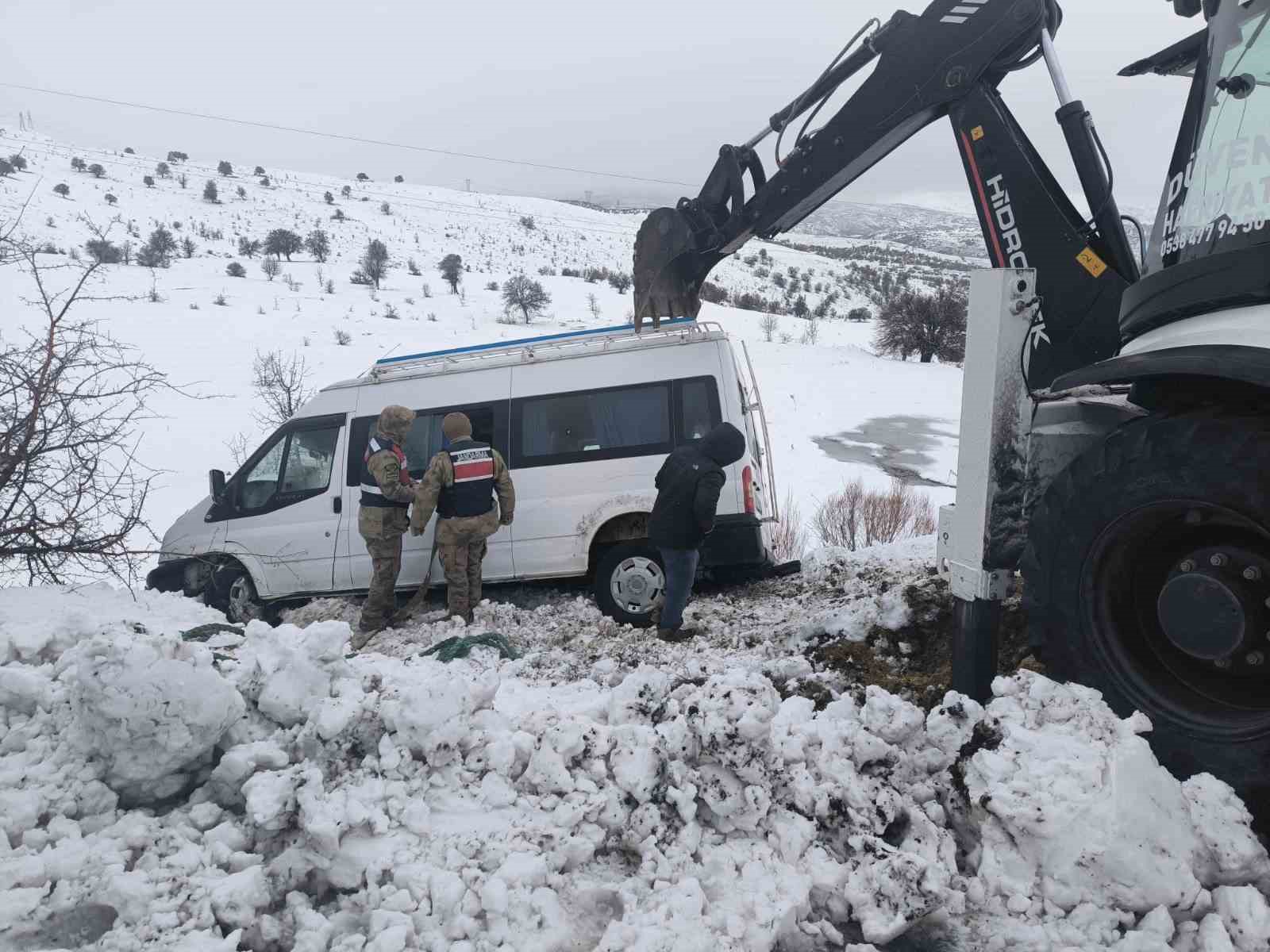 Şarampole sürüklenen minibüs, ekipler tarafından kurtarıldı
