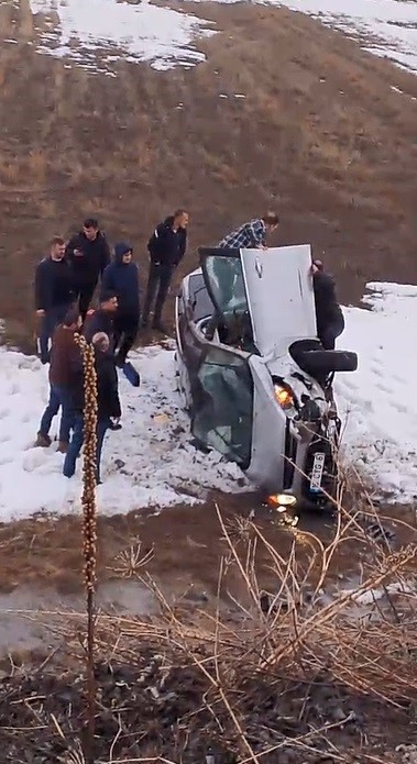 Şarampole uçan araçtaki sürücü burnu bile kanamadan kurtuldu
