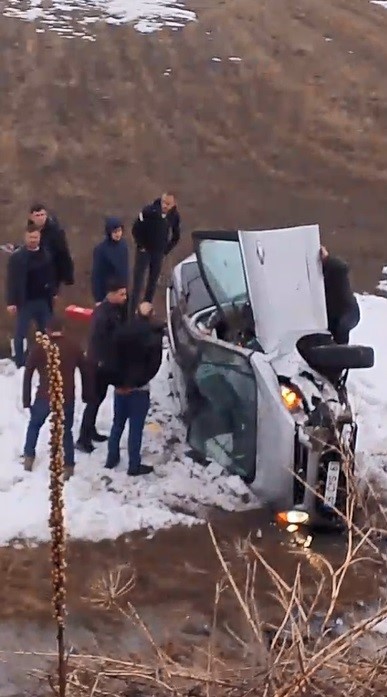 Şarampole uçan araçtaki sürücü burnu bile kanamadan kurtuldu

