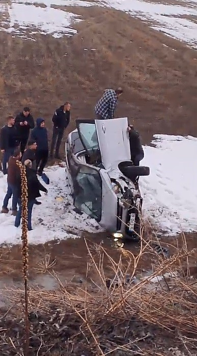 Şarampole uçan araçtaki sürücü burnu bile kanamadan kurtuldu
