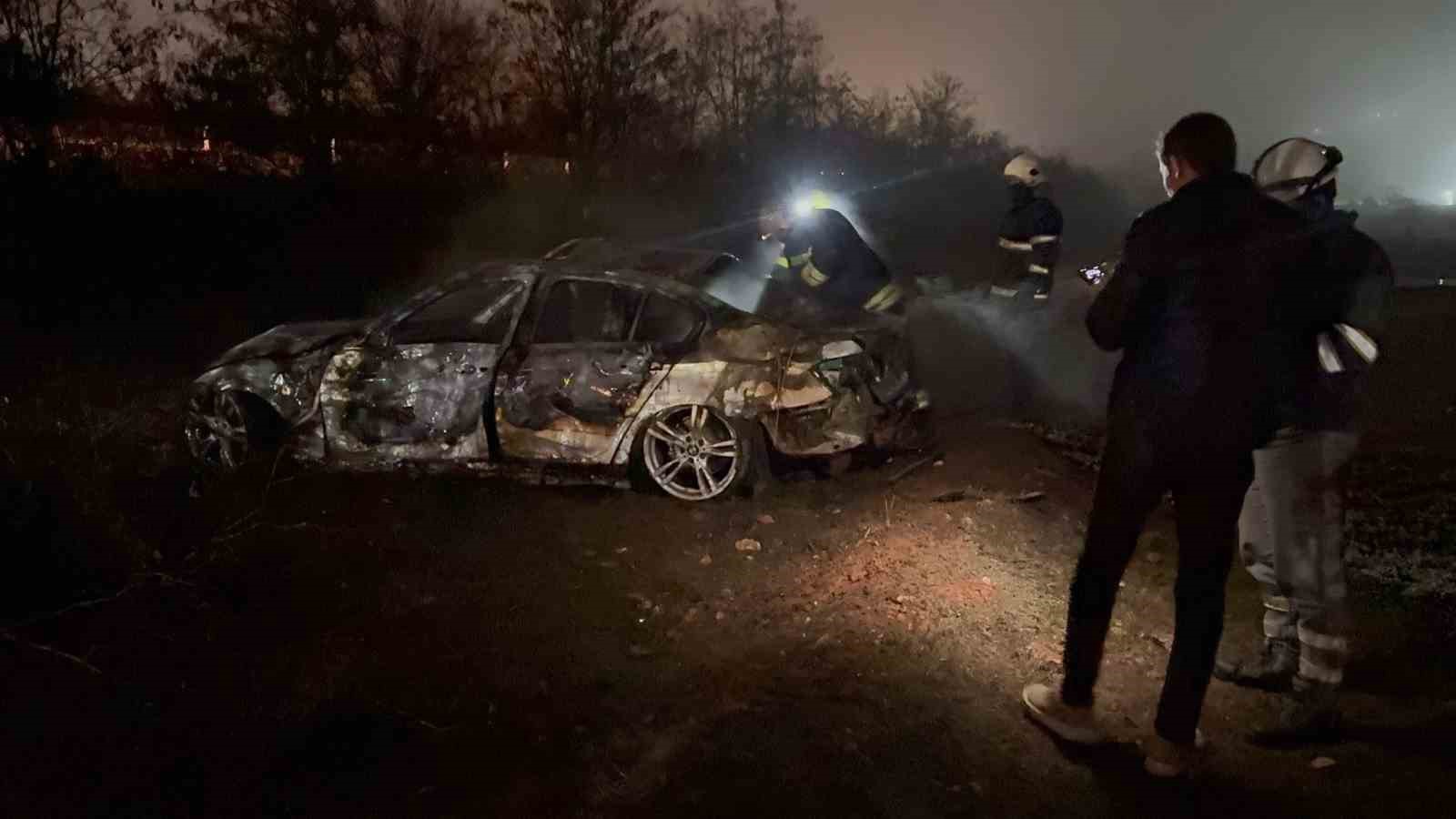Şarampole uçan otomobil alev aldı: Canlarını son anda kurtardılar
