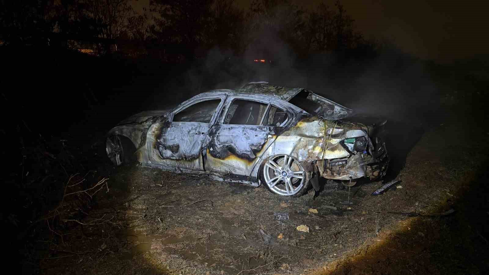 Şarampole uçan otomobil alev aldı: Canlarını son anda kurtardılar
