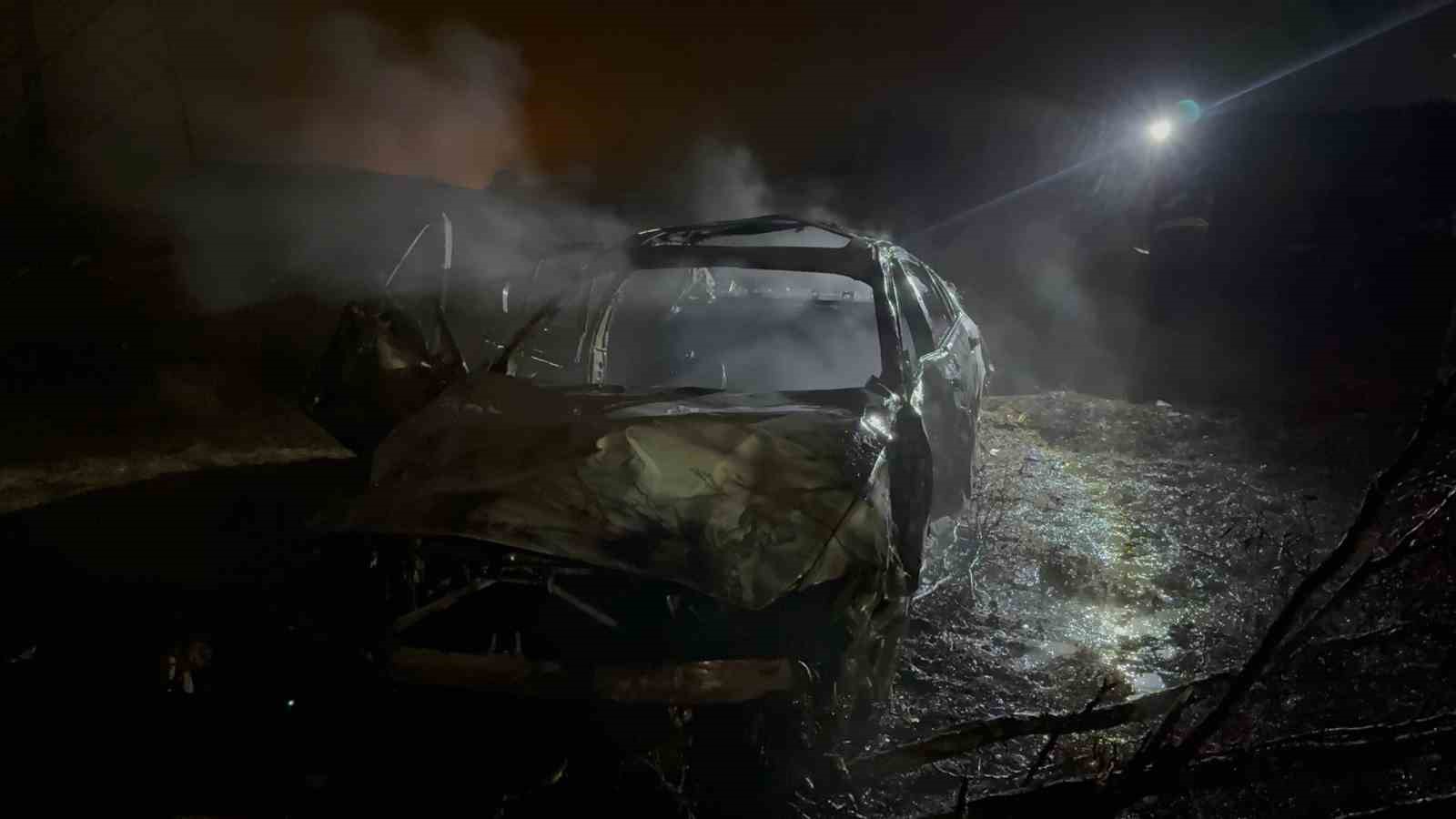 Şarampole uçan otomobil alev aldı: Canlarını son anda kurtardılar
