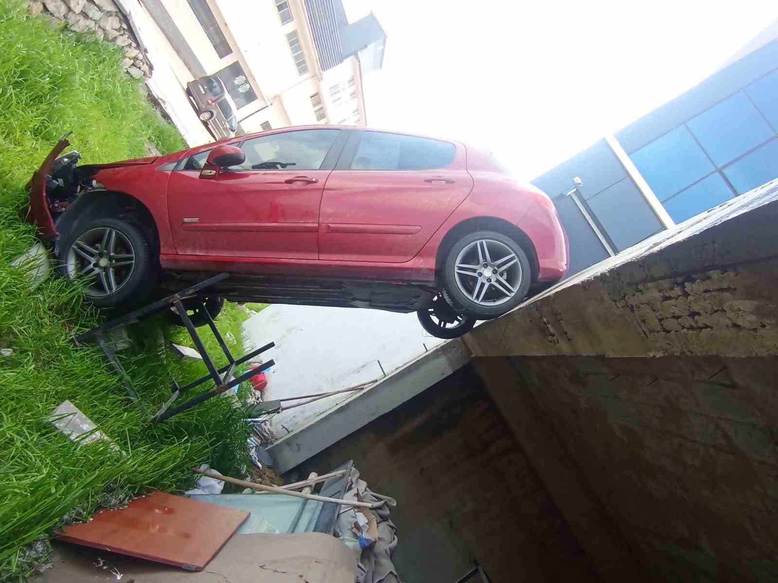 Şarampole uçan otomobil dik kaldı: 1 yaralı
