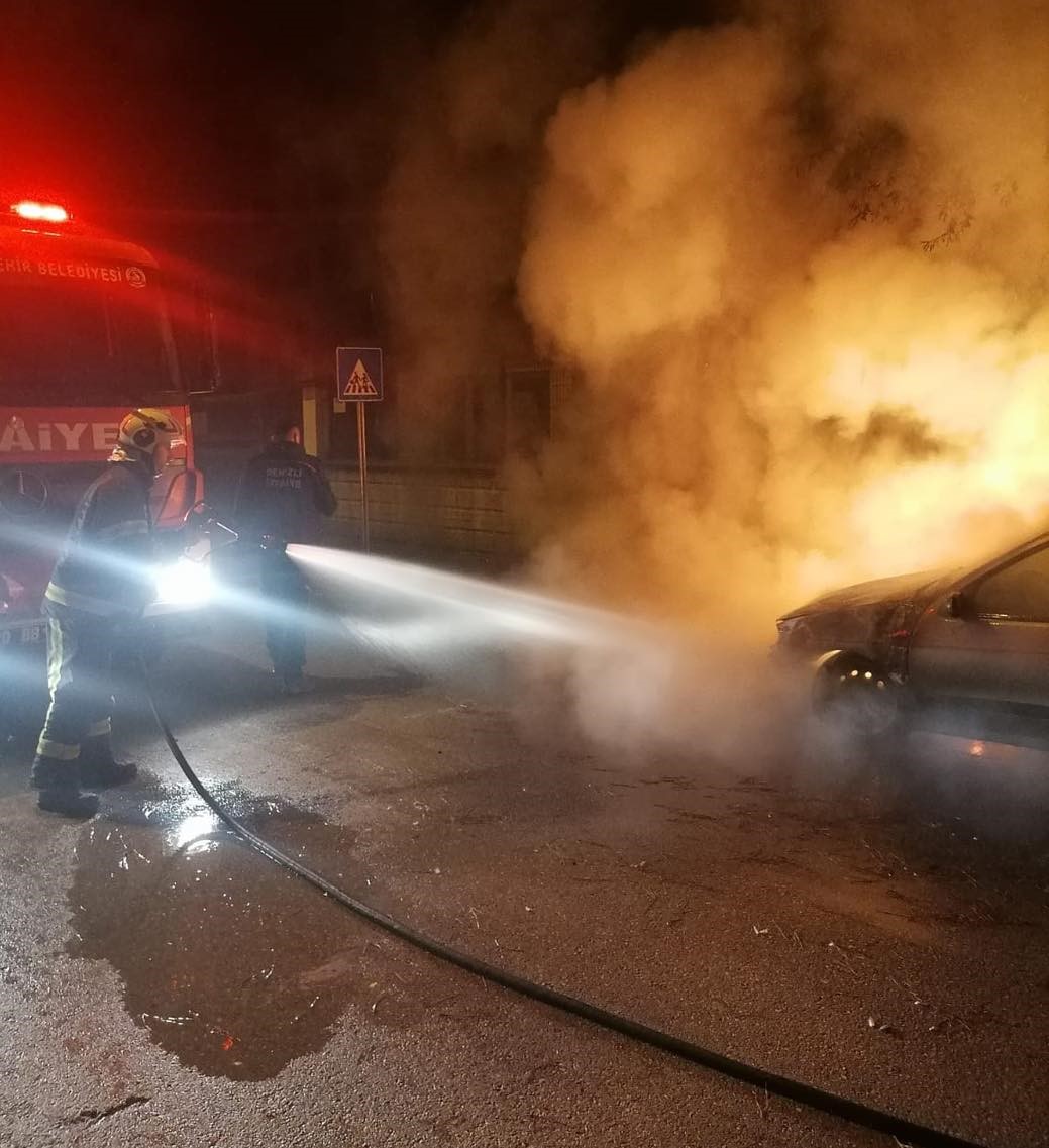 Sarayköy’de park halindeki otomobil alevlere teslim oldu
