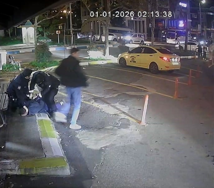 Sarhoş vatandaş kendine zarar verdi, polis uzun süre ikna etmeye çalıştı : O anlar güvenlik kamerasına yansıdı
