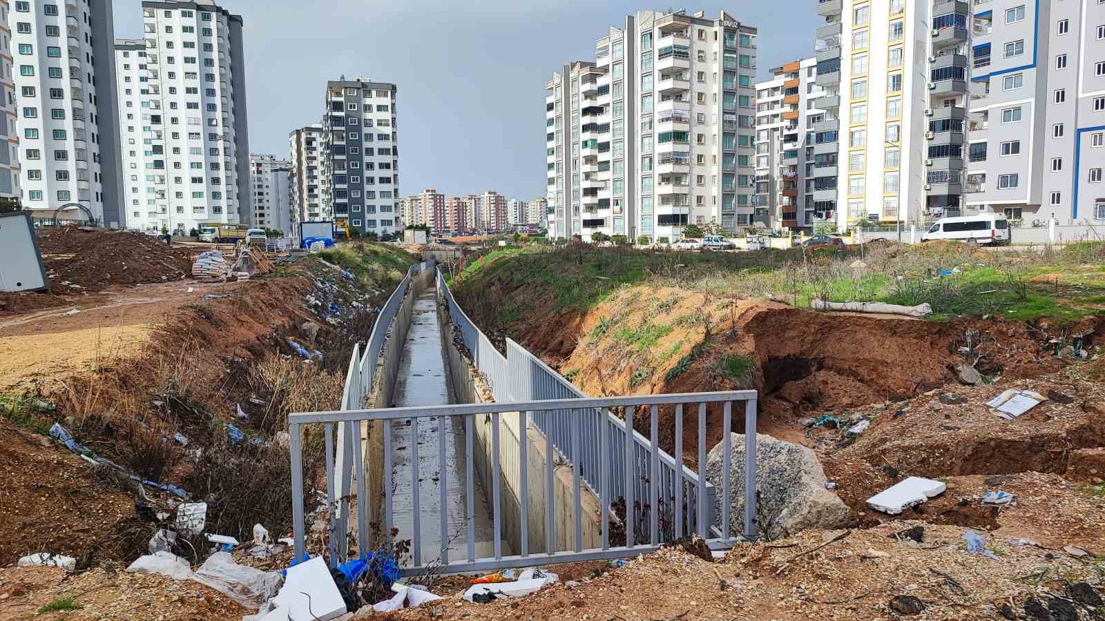 Sarıçam’da dere yatağına ev yapılması, alt yapı yetersizliği sele neden oluyor
