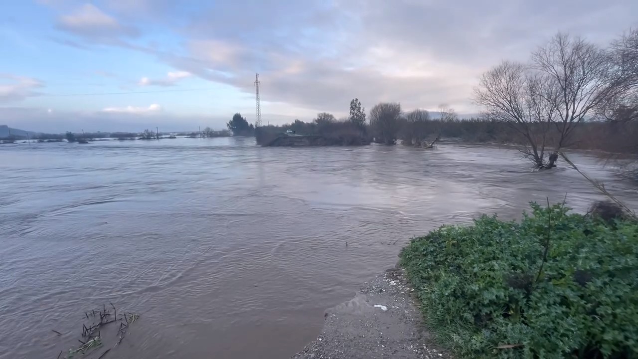 Sarıçay taştı, Bağarası’nda tarım arazileri sular altında
