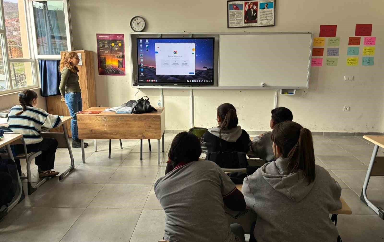 Sarıgöl Kızılçukur Ahmet Şılak Ortaokulu’na yeni akıllı tahtalar kuruldu
