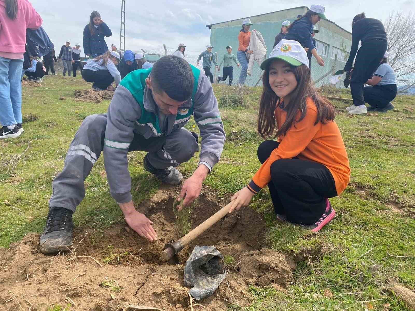 Sarıgöl’de 400 fıstık çamı toprakla buluştu
