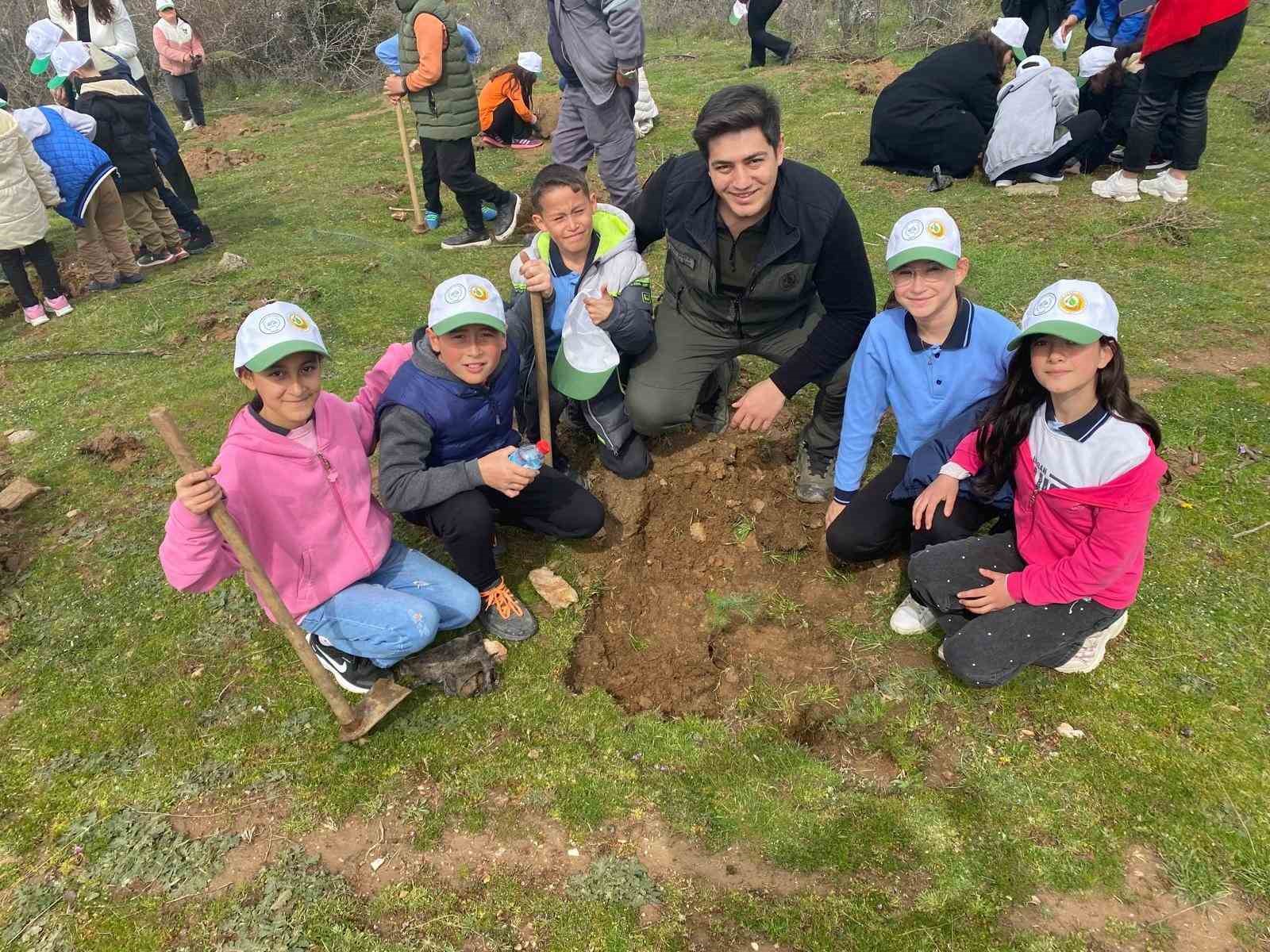 Sarıgöl’de 400 fıstık çamı toprakla buluştu
