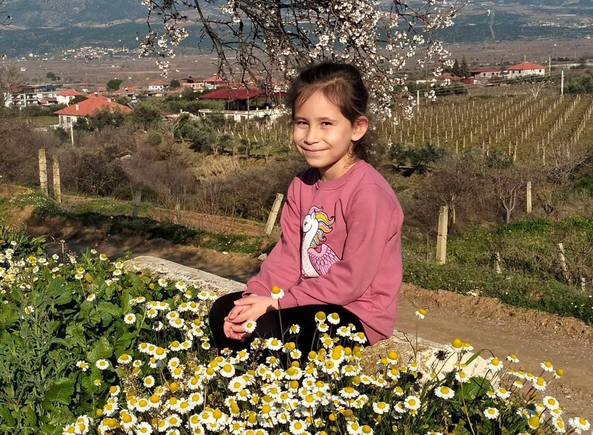 Sarıgöl’de bademler çiçek açtı papatyalar tarlaları süsledi
