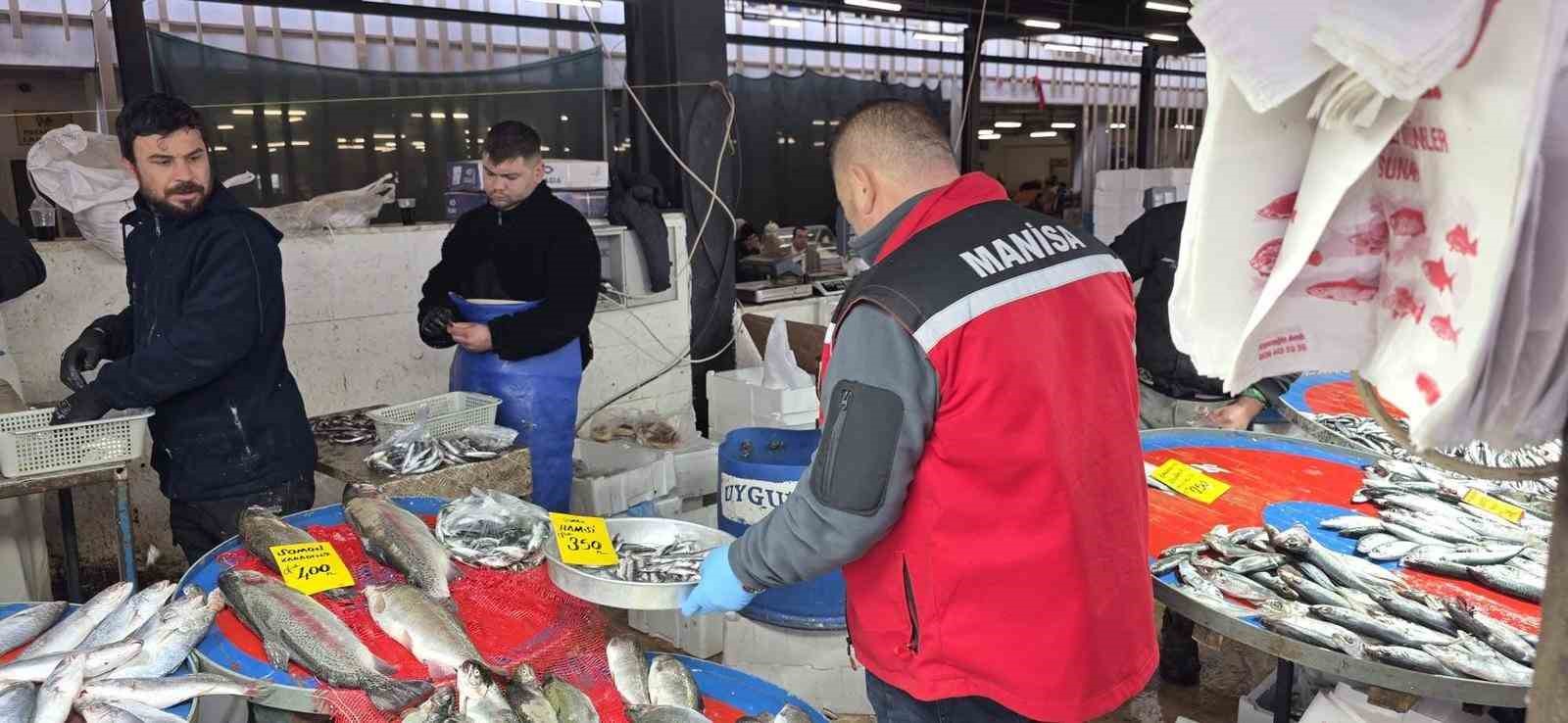 Sarıgöl’de balık tezgahlarına sıkı denetim
