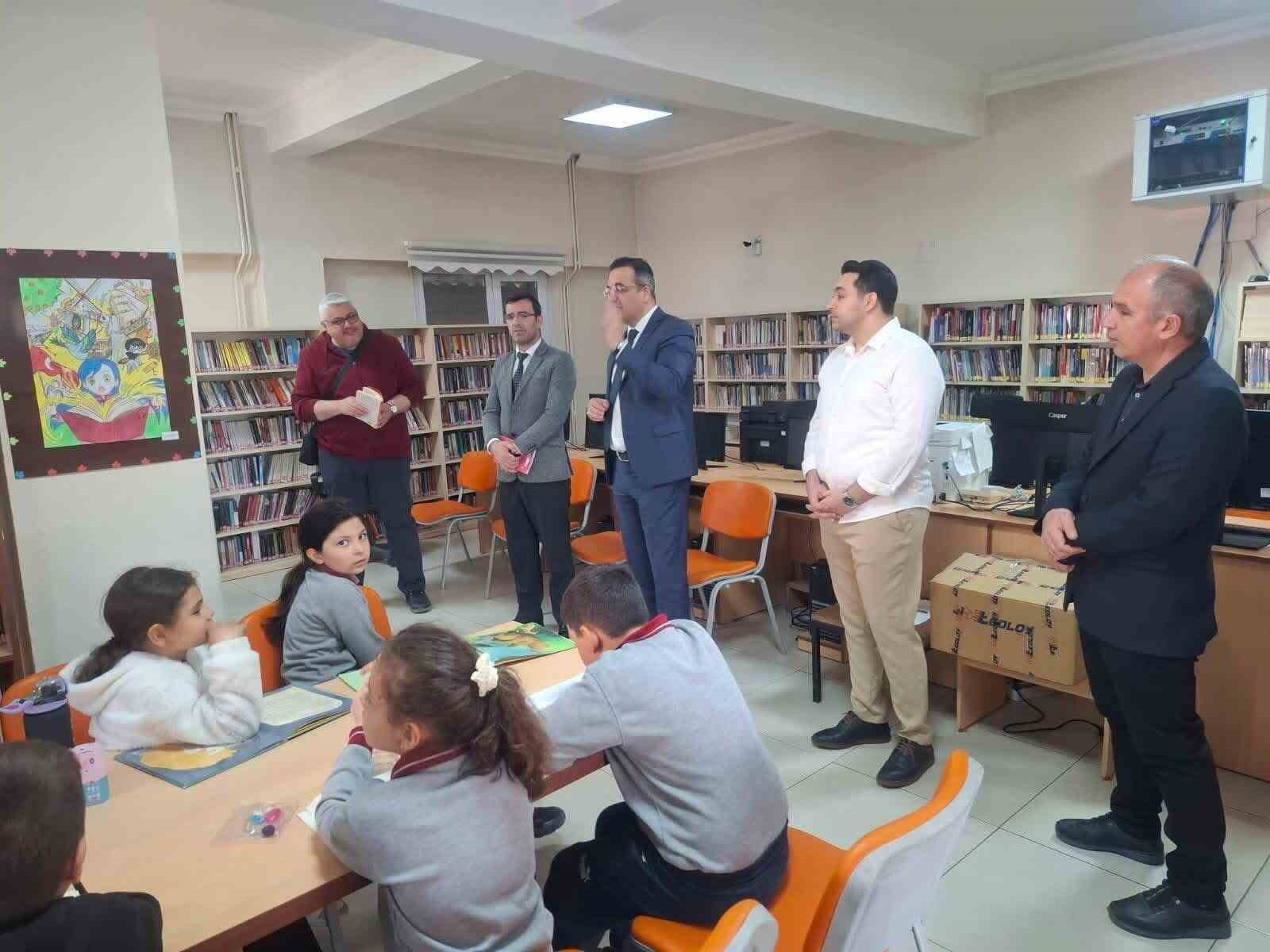 Sarıgöl’de Kütüphane Haftası’nda öğrencilerle kitap okudular
