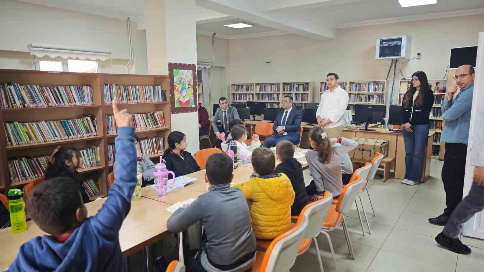 Sarıgöl’de Kütüphane Haftası’nda öğrencilerle kitap okudular
