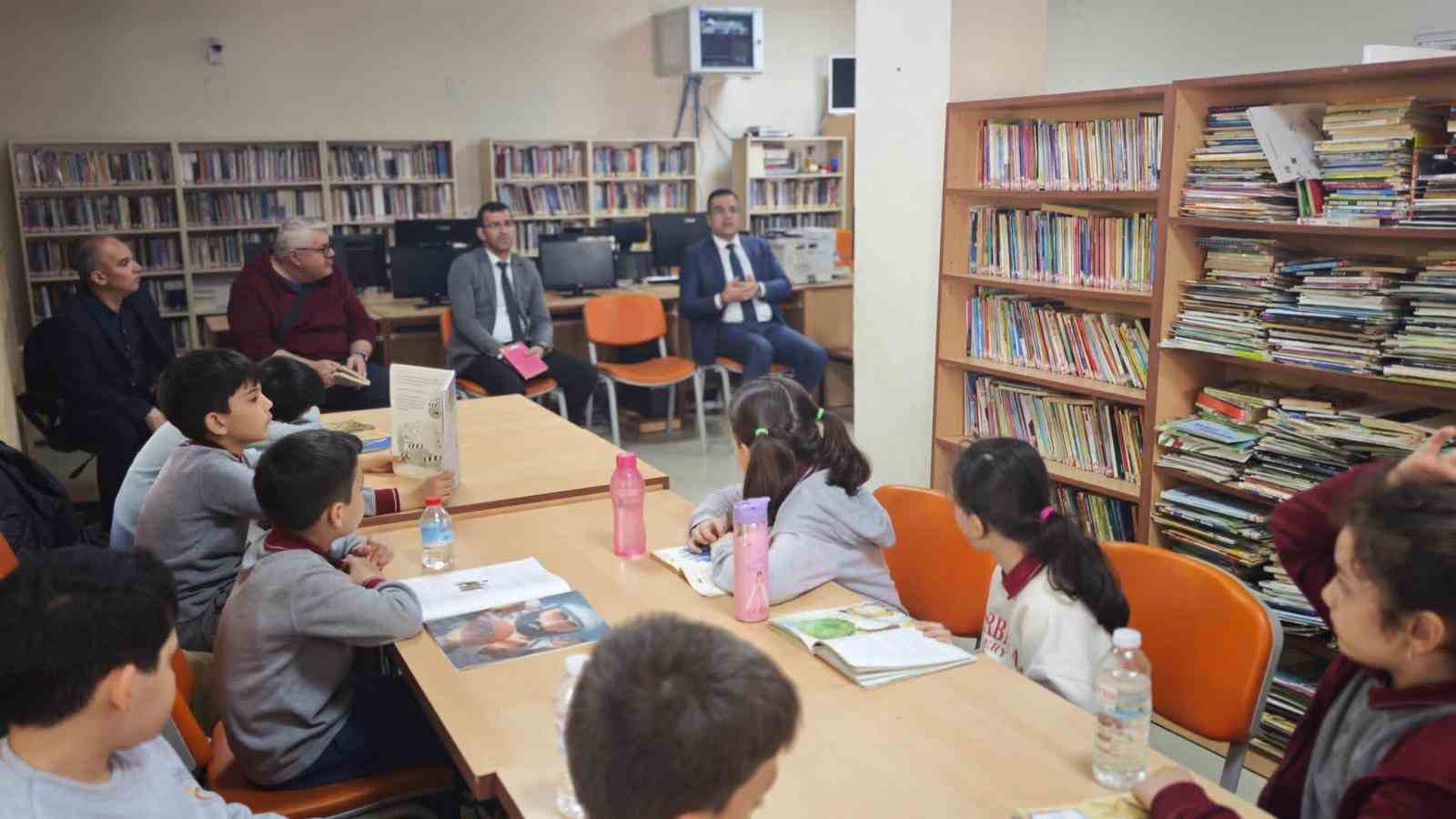 Sarıgöl’de Kütüphane Haftası’nda öğrencilerle kitap okudular
