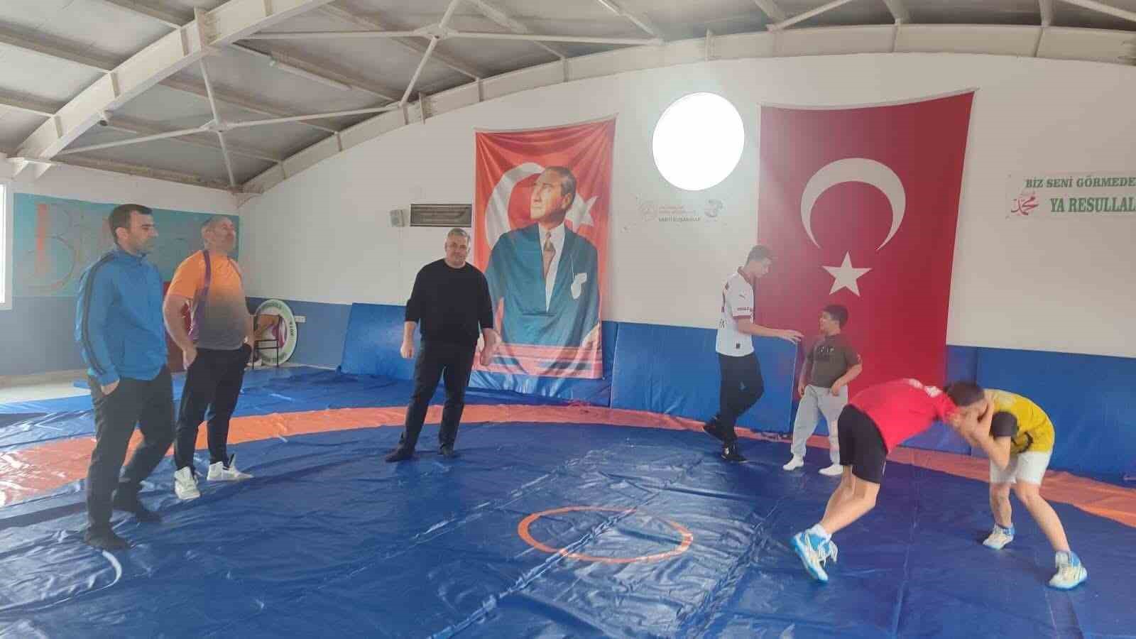 Sarıgöl’de minik güreşçiler tatilde de minderde
Sarıgöl’de minik güreşçiler tatilde de minderde