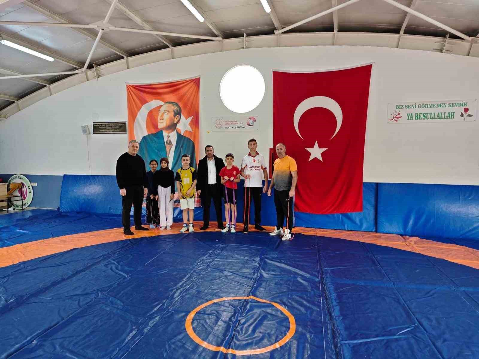 Sarıgöl’de minik güreşçiler tatilde de minderde
Sarıgöl’de minik güreşçiler tatilde de minderde