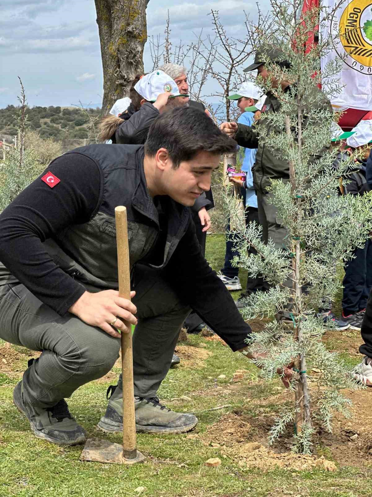 Sarıgöl’de öğrenciler doğa sevgisini sahada öğrendi
