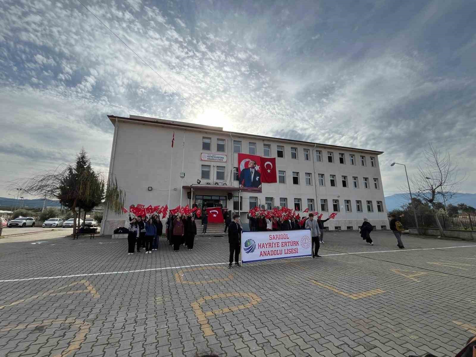 Sarıgöl’de öğrencilerden bayrağa anlamlı sahiplenme
