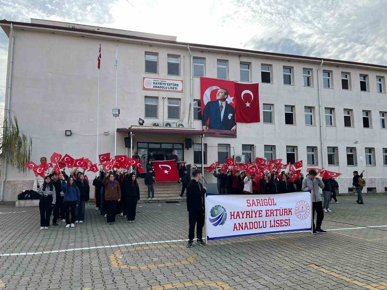 Sarıgöl’de öğrencilerden bayrağa anlamlı sahiplenme
