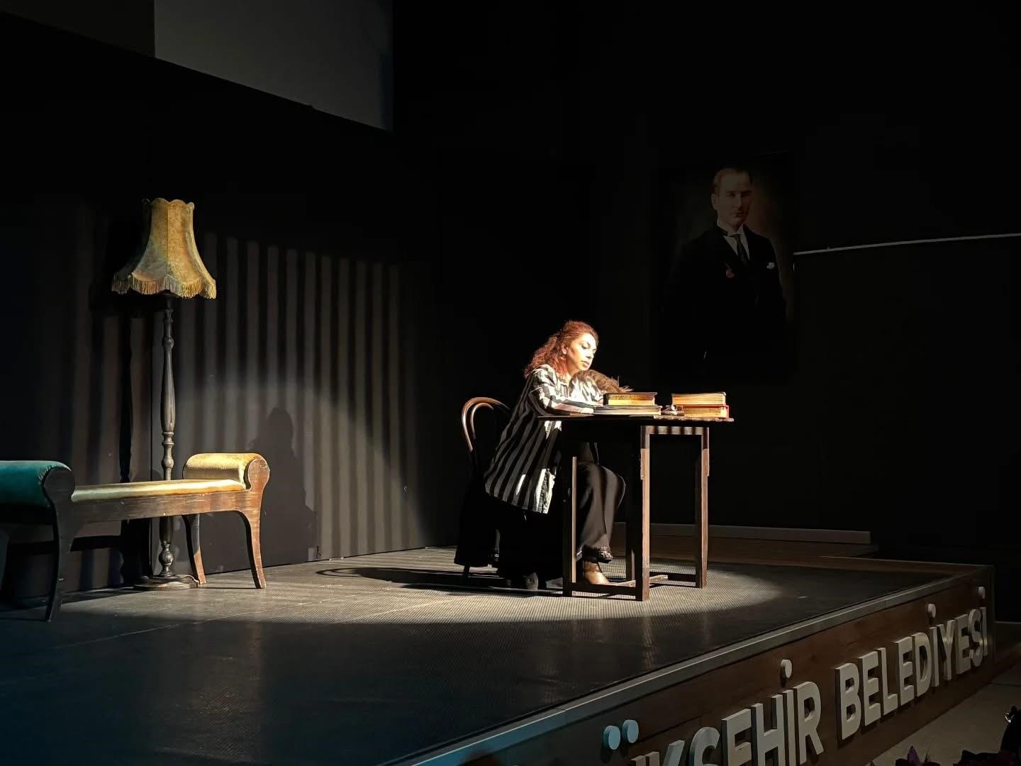 Sarıgöl’de tek kişilik oyun ilgi gördü
