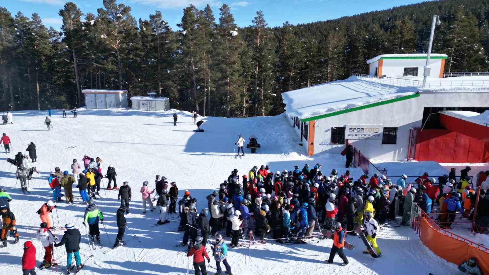 Sarıkamış Kayak Merkezi doldu taştı
Sarıkamış Kayak Merkezi doldu taştı