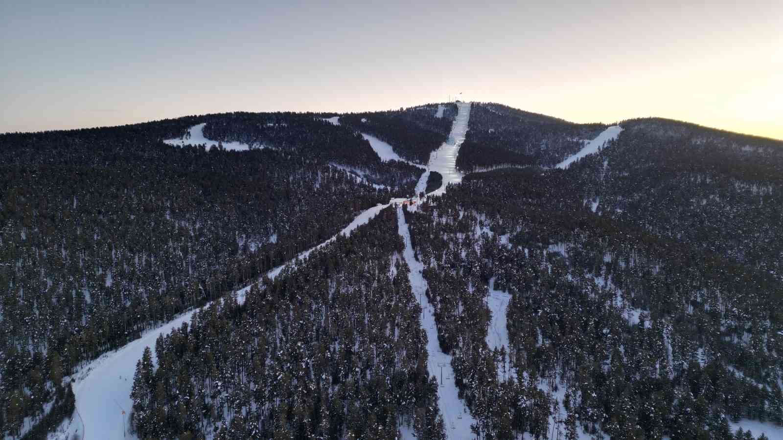 Sarıkamış Kayak Merkezi doldu taştı
Sarıkamış Kayak Merkezi doldu taştı