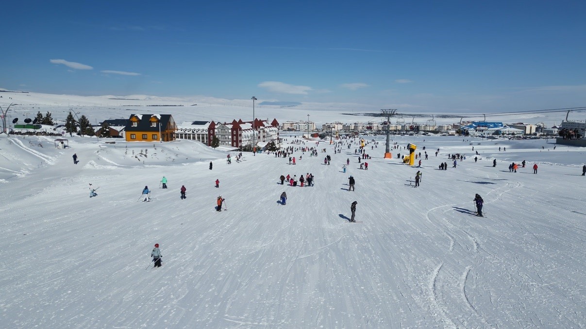 Sarıkamış Kayak Merkezi doldu taştı
Sarıkamış Kayak Merkezi doldu taştı