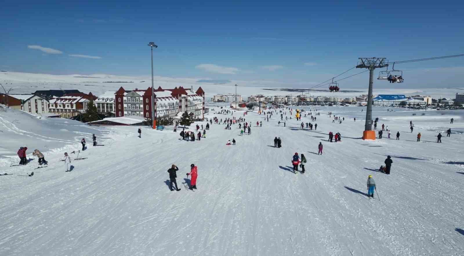 Sarıkamış Kayak Merkezi doldu taştı
Sarıkamış Kayak Merkezi doldu taştı