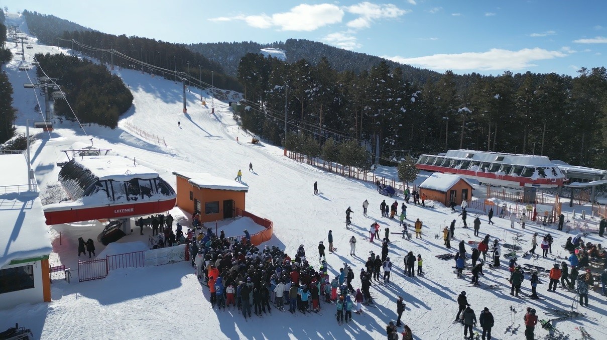 Sarıkamış Kayak Merkezi doldu taştı
Sarıkamış Kayak Merkezi doldu taştı