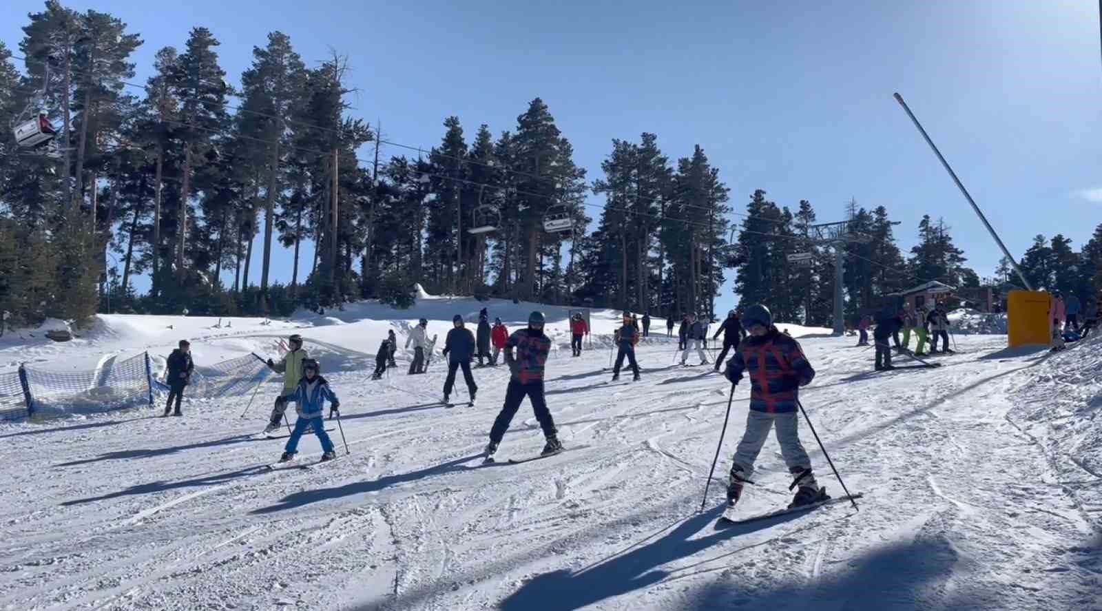 Sarıkamış Kayak Merkezi doldu taştı
Sarıkamış Kayak Merkezi doldu taştı