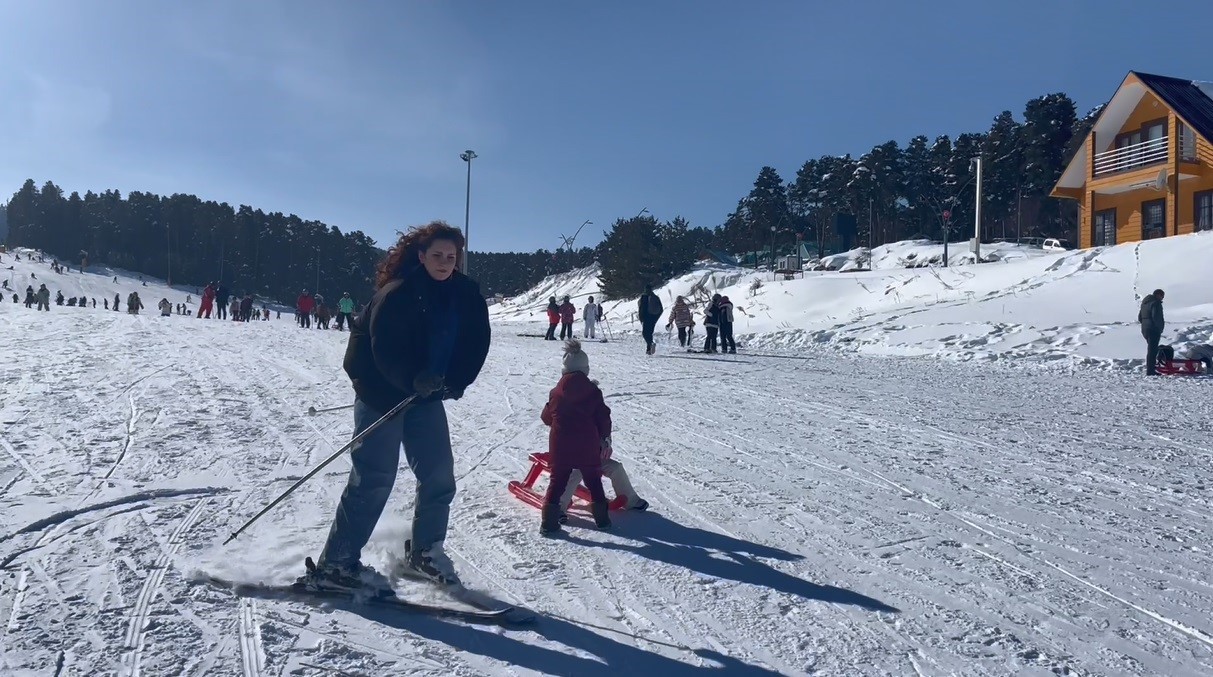 Sarıkamış Kayak Merkezi doldu taştı
Sarıkamış Kayak Merkezi doldu taştı
