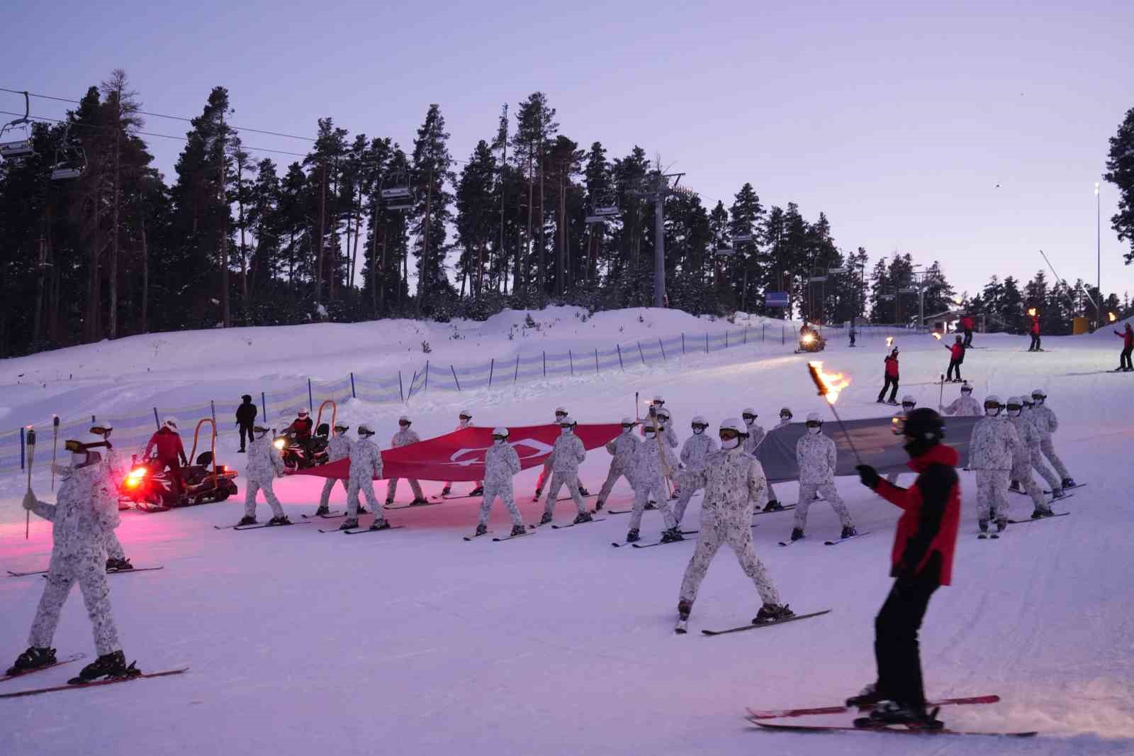 Sarıkamış şehitleri anısına meşaleli kayak gösterisi

