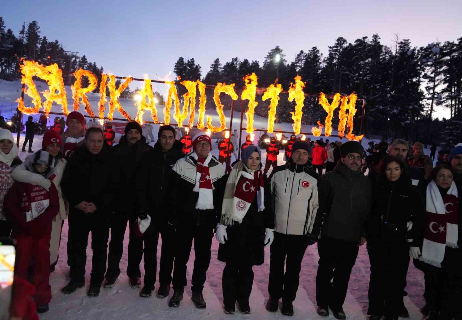 Sarıkamış şehitleri anısına meşaleli kayak gösterisi

