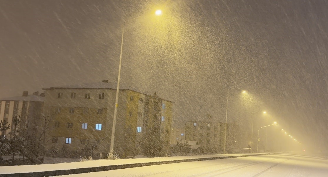 Sarıkamış’a kış geri döndü: Kar kalınlığı 15 santimetreyi aştı
