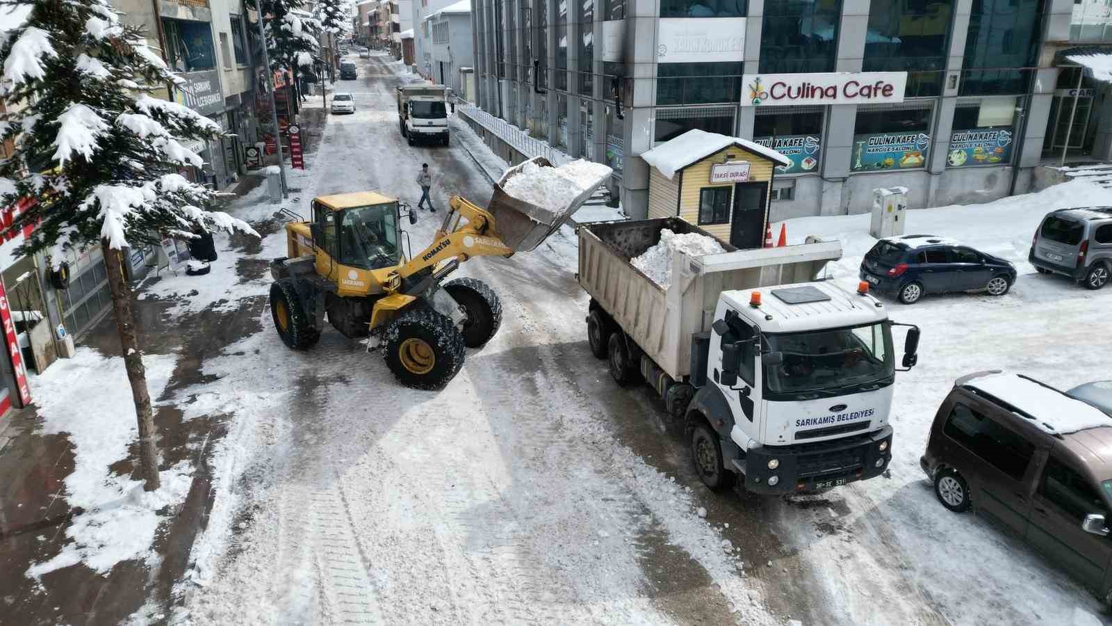 Sarıkamış’ta "beyaz mesai": 600 kamyon kar şehir dışına taşındı
Sarıkamış’ta "beyaz mesai": 600 kamyon kar şehir dışına taşındı
