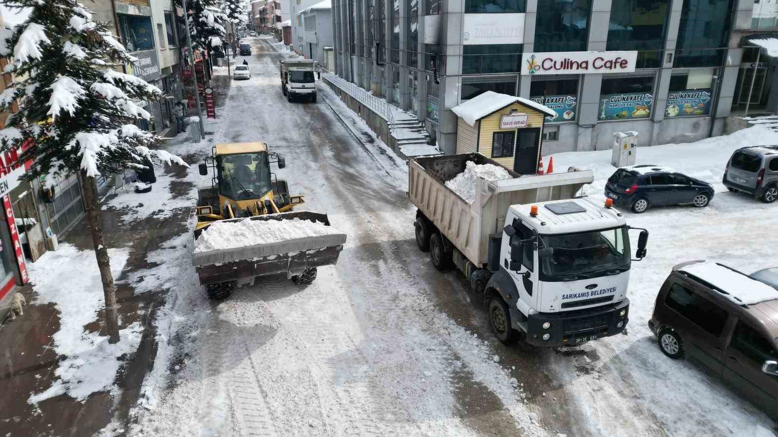 Sarıkamış’ta "beyaz mesai": 600 kamyon kar şehir dışına taşındı
Sarıkamış’ta "beyaz mesai": 600 kamyon kar şehir dışına taşındı