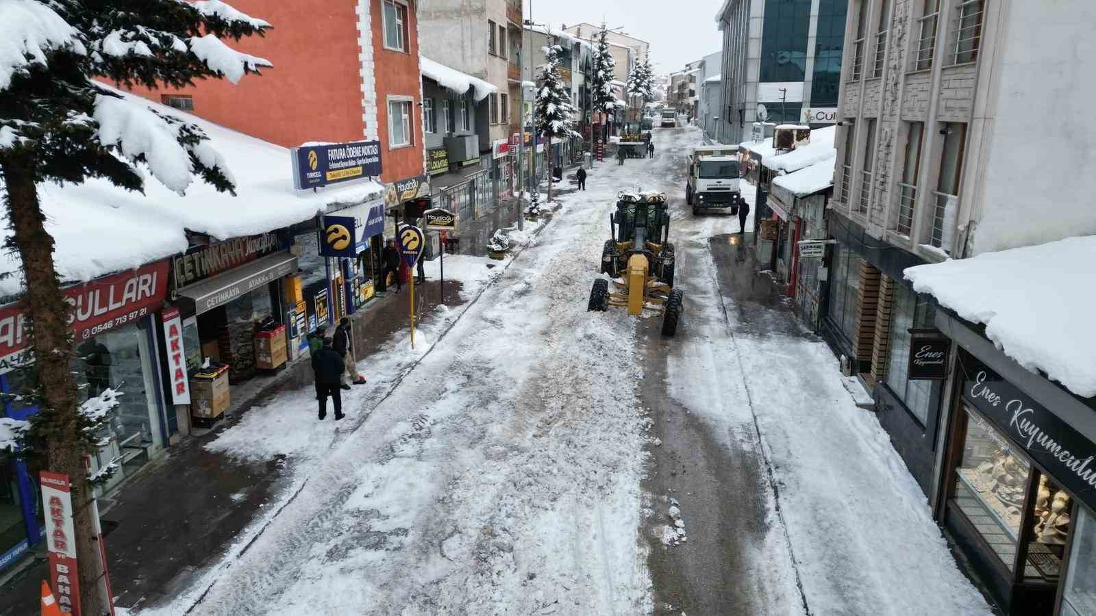Sarıkamış’ta "beyaz mesai": 600 kamyon kar şehir dışına taşındı
Sarıkamış’ta "beyaz mesai": 600 kamyon kar şehir dışına taşındı